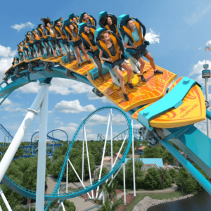 Visitantes na montanha-russa do SeaWorld Orlando Resort, experimentando adrenalina e diversão com uma vista panorâmica do parque em um dia ensolarado.