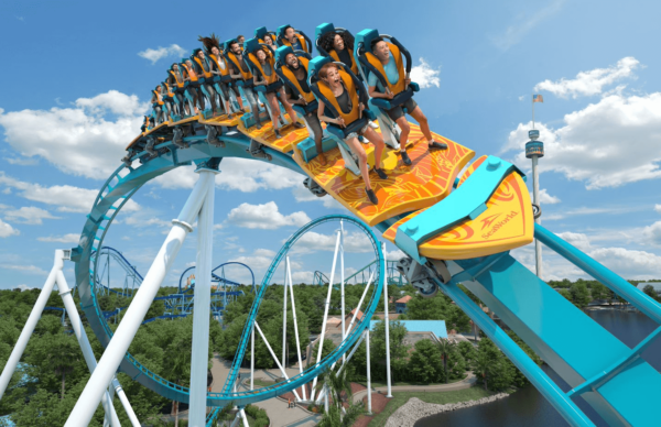 Visitantes na montanha-russa do SeaWorld Orlando Resort, experimentando adrenalina e diversão com uma vista panorâmica do parque em um dia ensolarado.